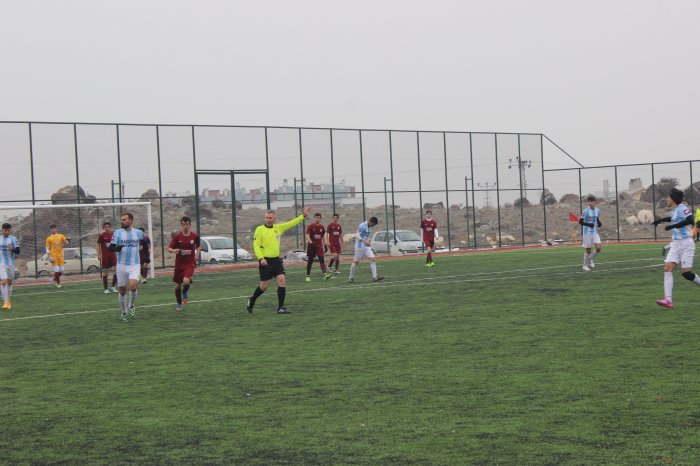 Suni Çim sahada ilk resmi maç oynandı