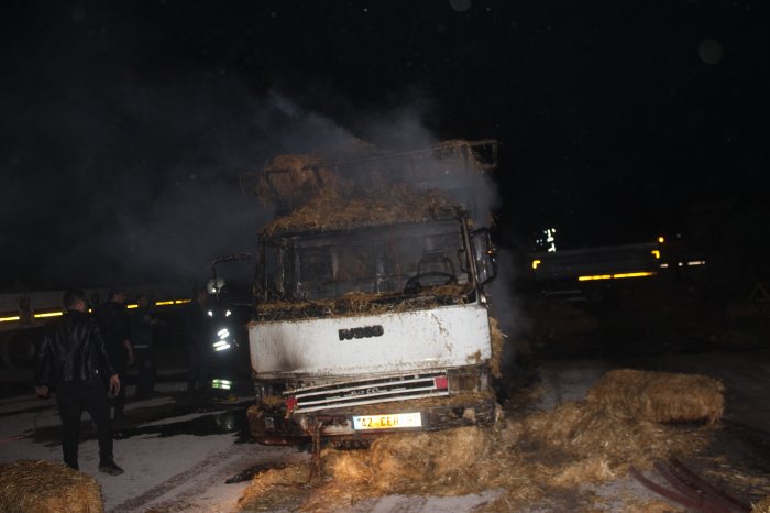 Balya yüklü kamyonlar yandı