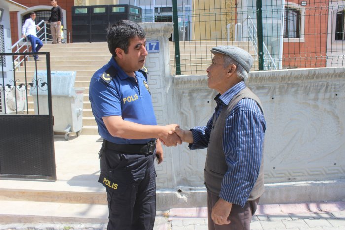 Yaşlı kişiyi dolandırılmaktan polis kurtardı