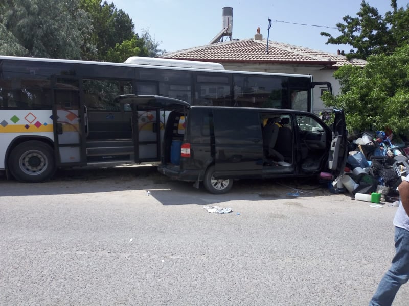 Belediye otobüsü ile işçileri taşıyan minibüs çarpıştı:13 yaralı