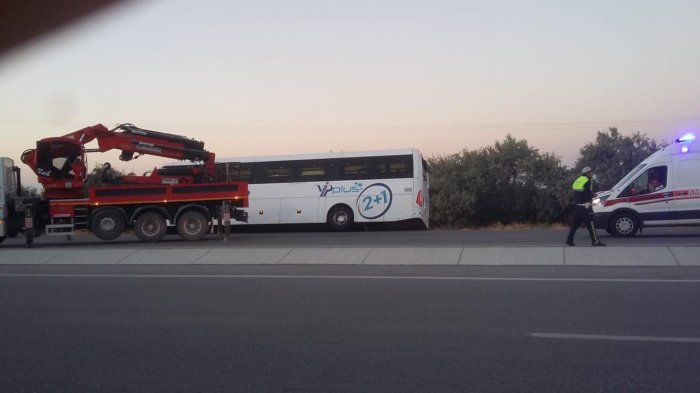 Otobüsten inen yolcu'ya kamyonet çarptı:1 ölü