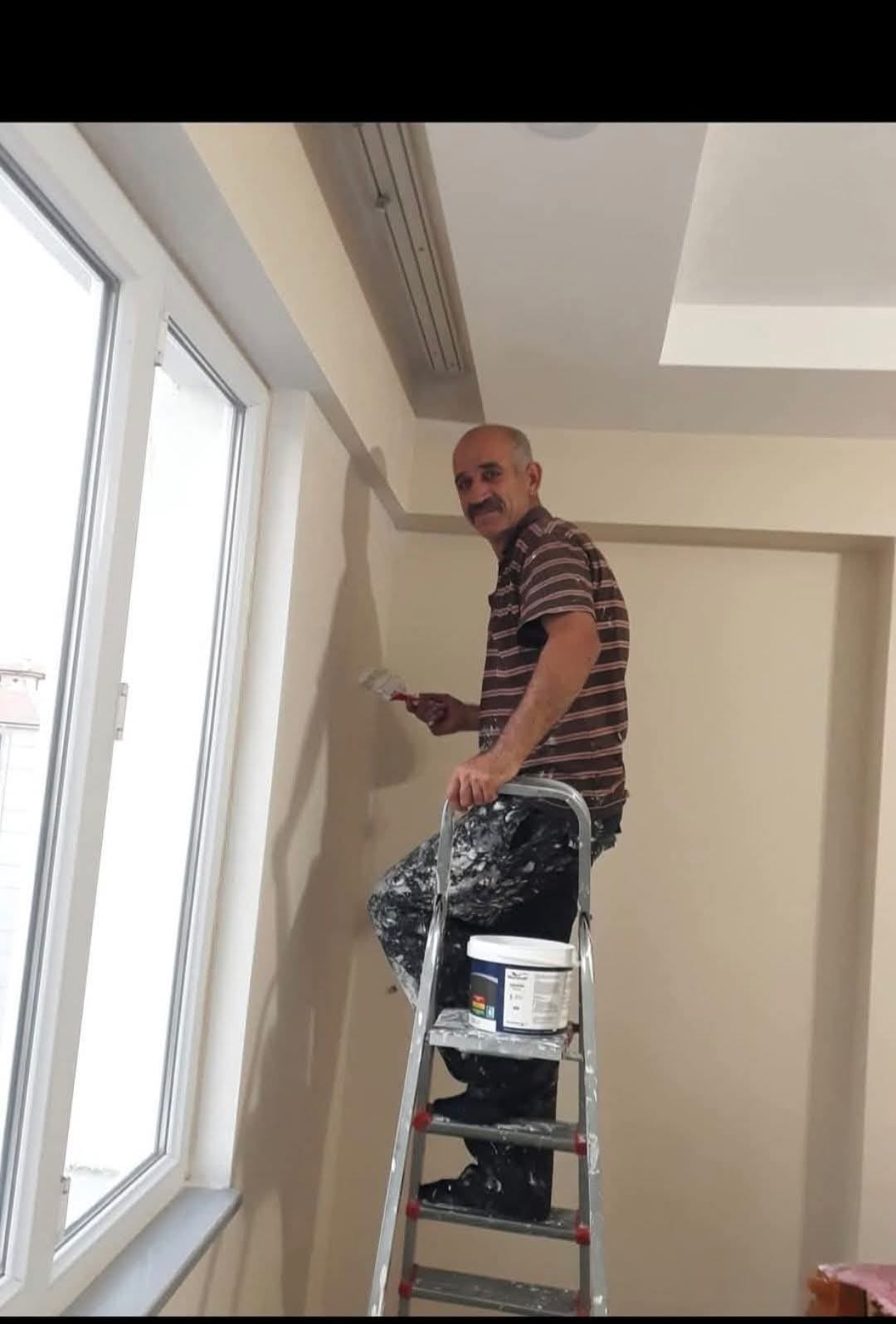 Merdivenden düşen boyacı öldü