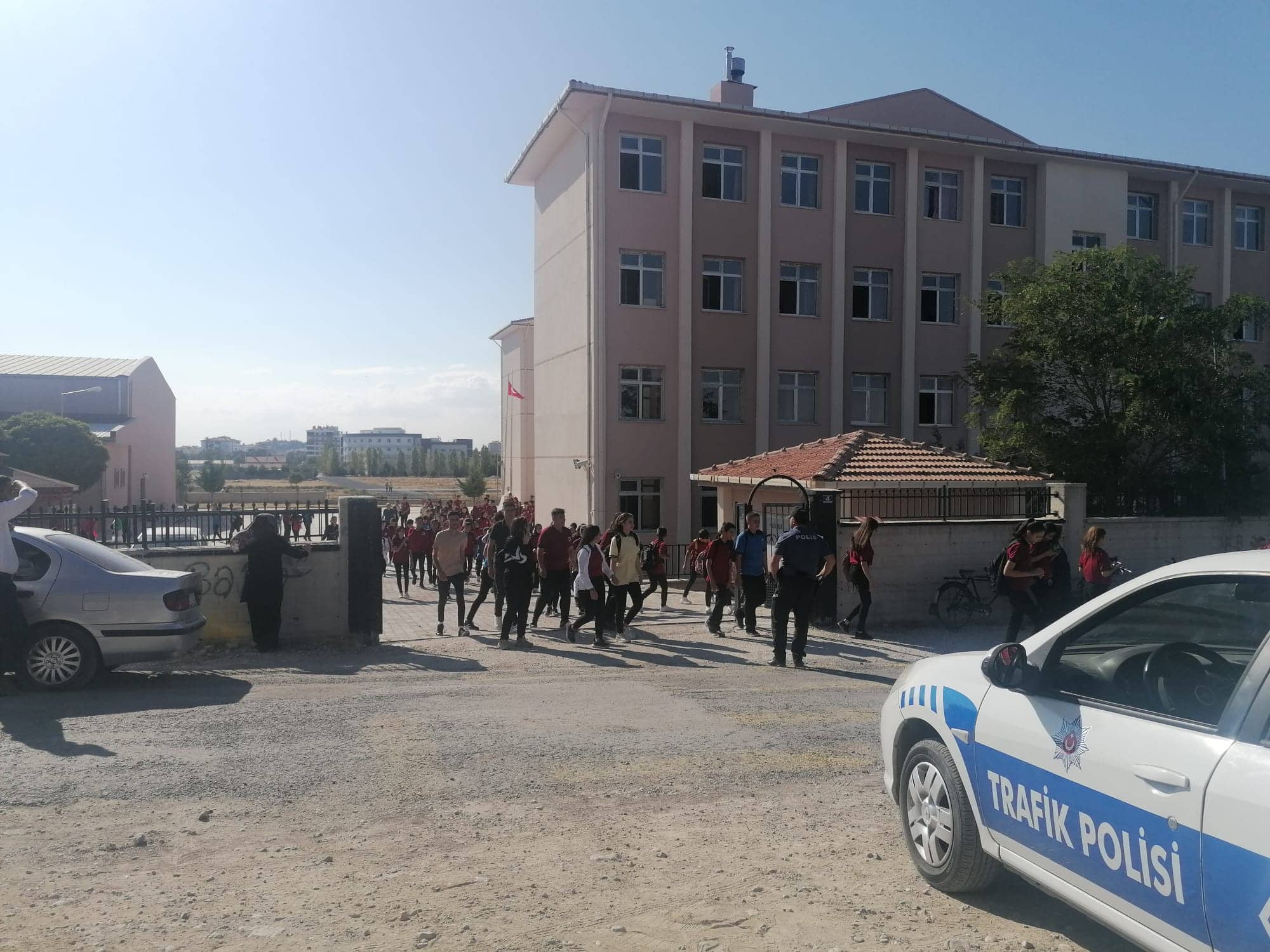 Okul önlerinde polis önlemi