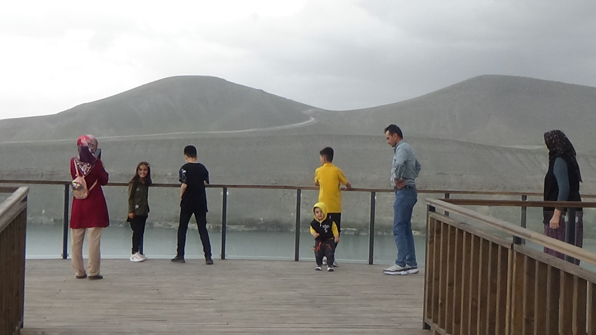Göl manzaralı Lavanta tarlasına ziyaretçi akını
