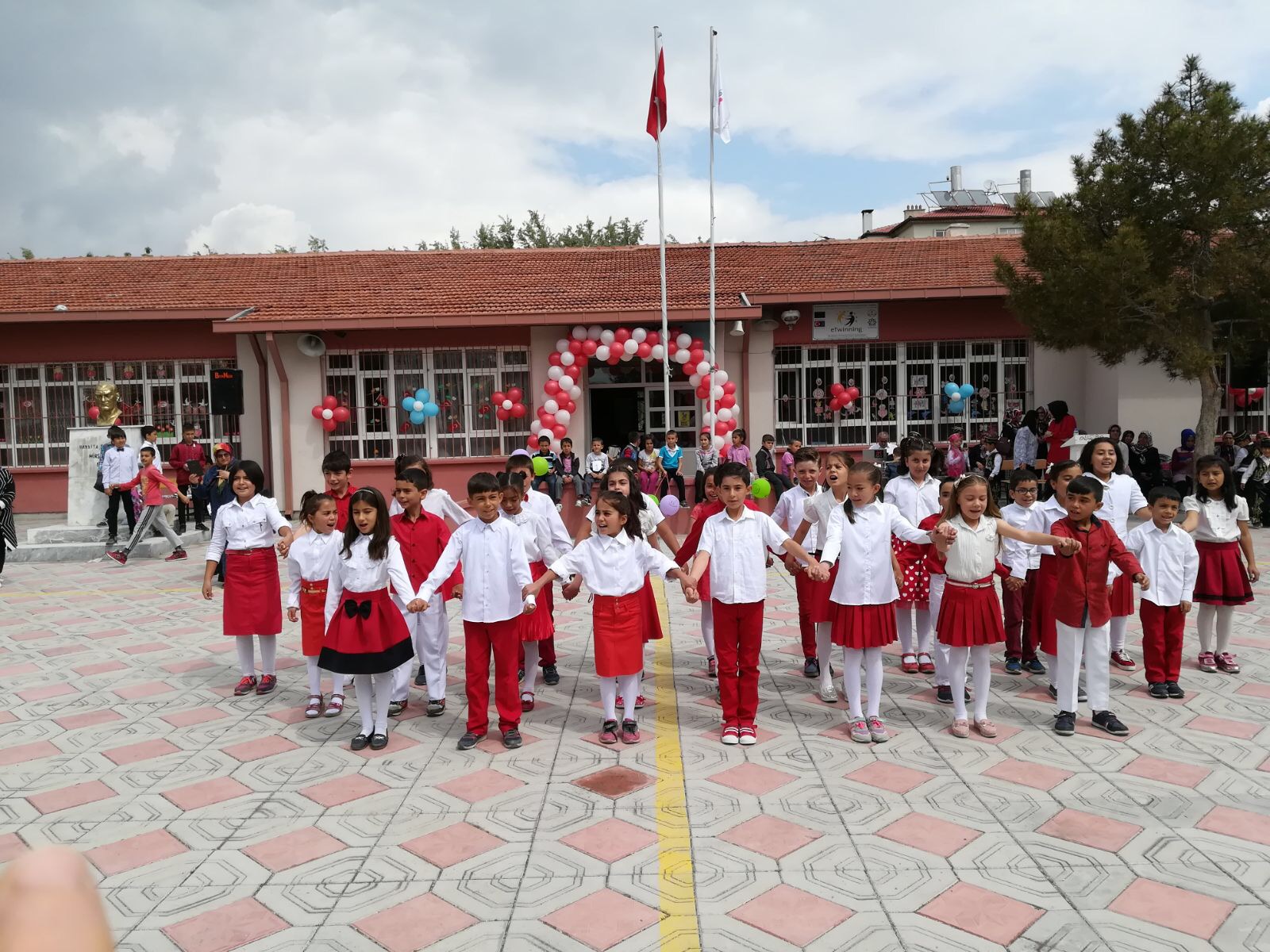 Atatürk ilkokulundan yıl sonu şenliği
