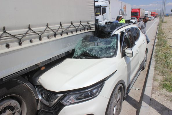 Otomobil tıra arkadan çarptı:2 yaralı
