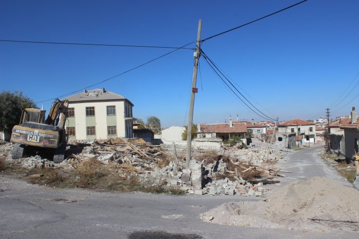 Kentsel dönüşüm için evler yıkılmaya başlandı