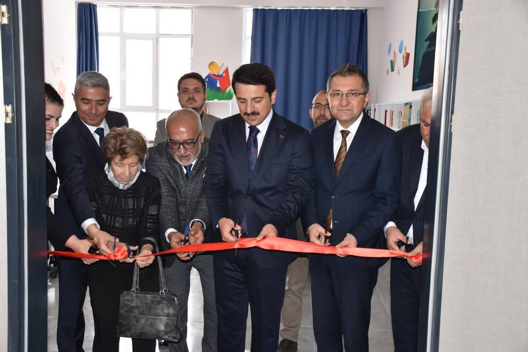 Hayırseverlerden Kütüphane