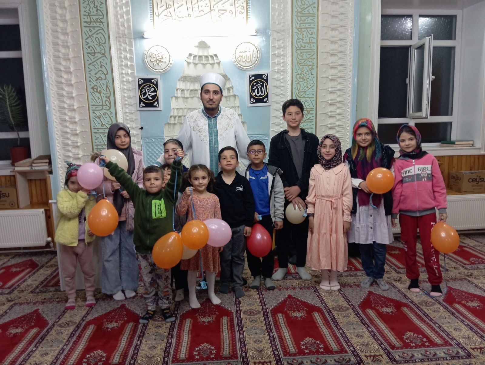 Camiye gelen çocuklara hediyeler veriliyor