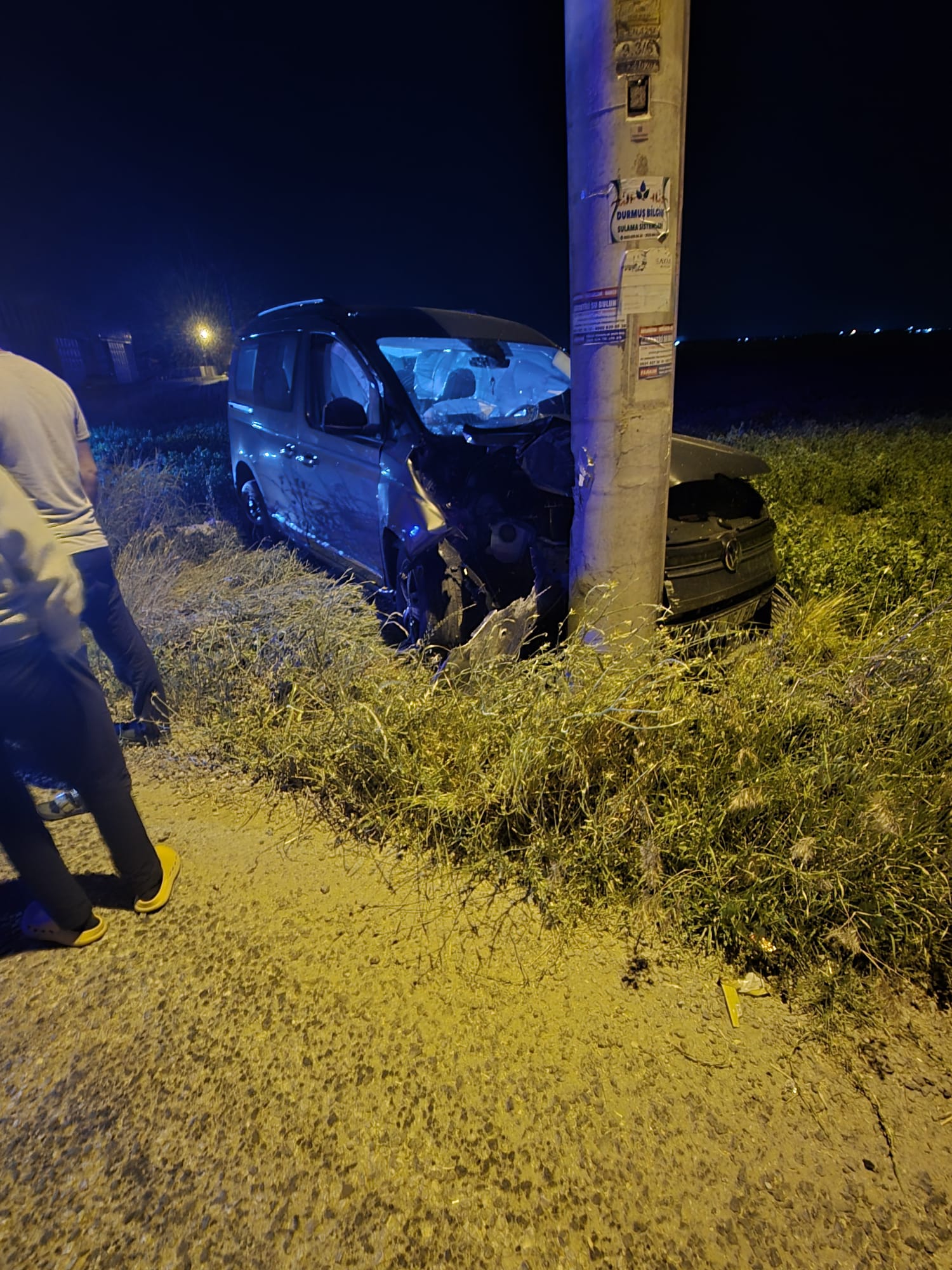 Ticari taksi direğe  carptı: 5 yaralı