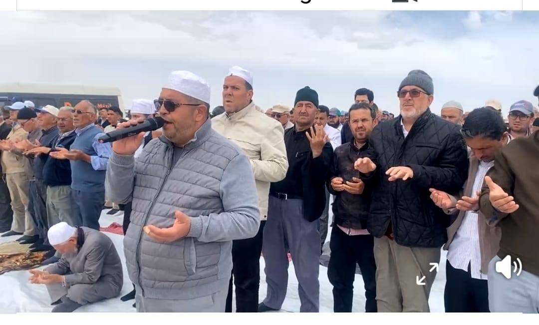 Eller semaya yağmur için kalktı