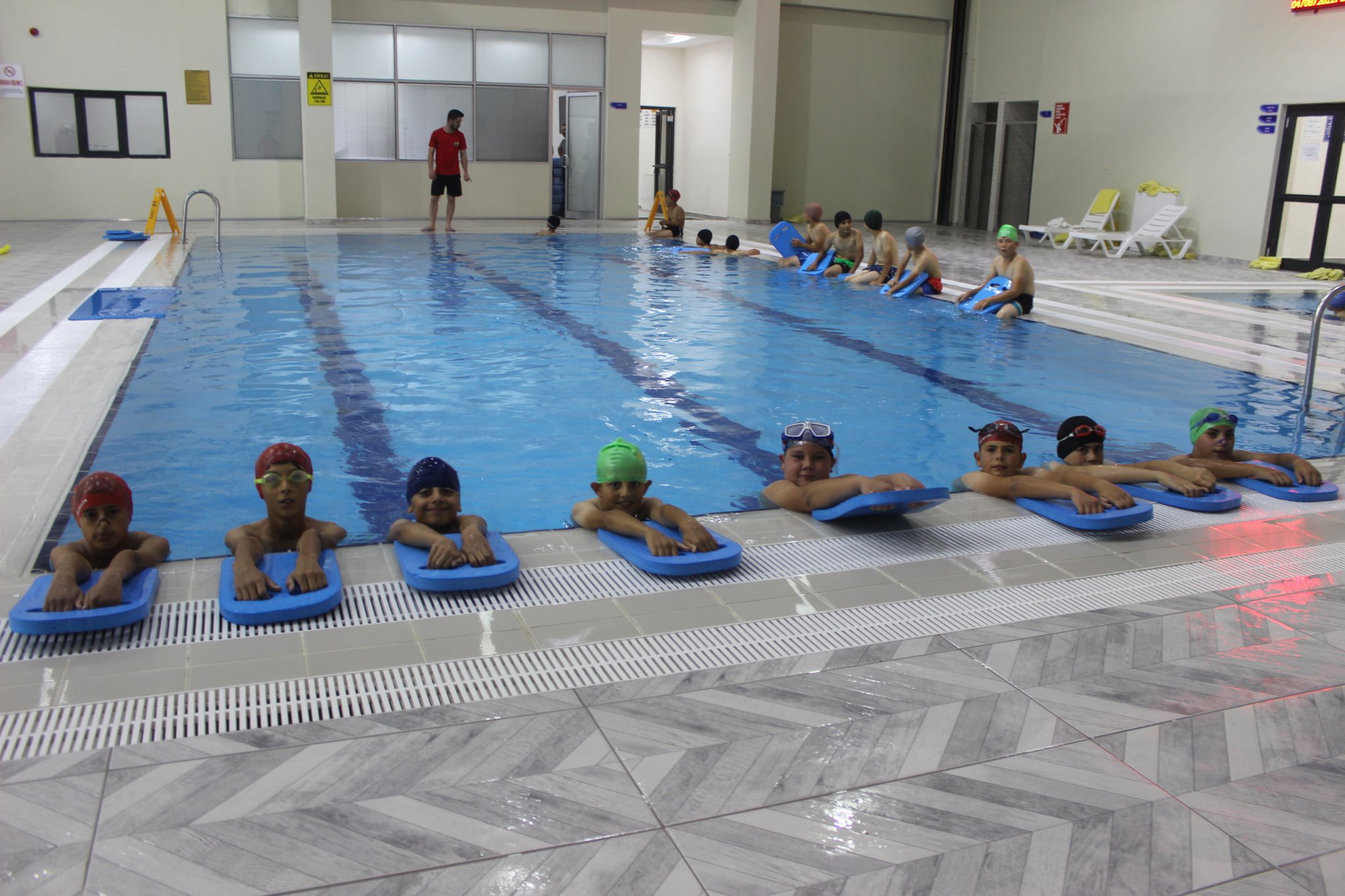 Yüzme kursuna çocuklardan ilgi büyük